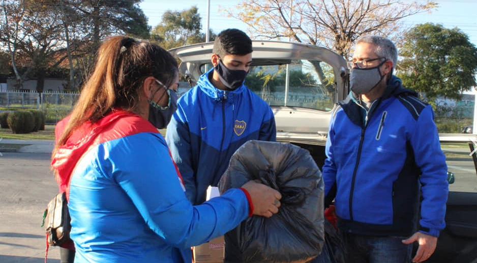 Luis Di Bartolo con los vecinos de Villa Azul, Quilmes