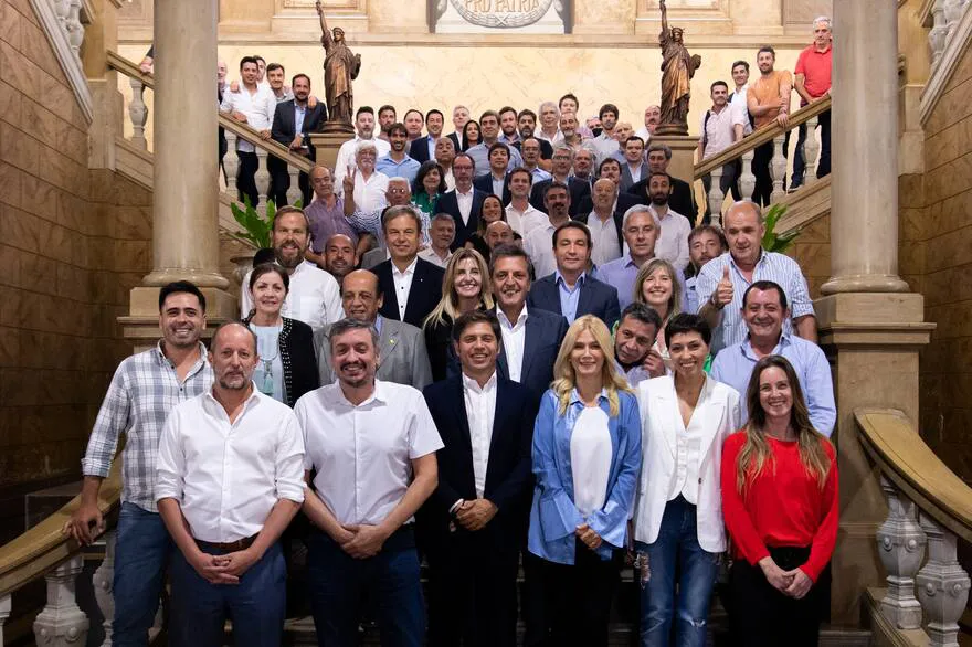 el-gobernador-axel-kicillof-junto-a-los-QYFLEKOLN5CYVPPFGCM56NQGYQ