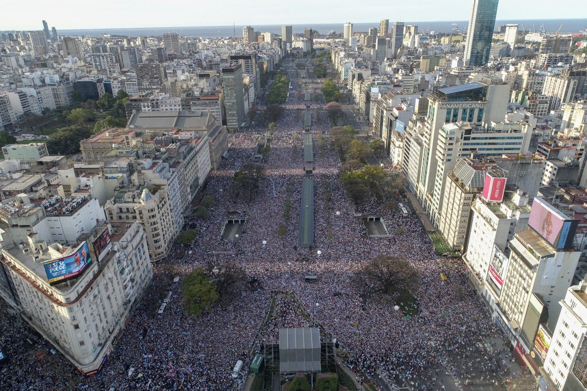 MULTITUD