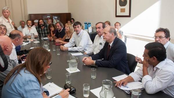 ministro-Bullrich-reunido-gremios-docentes_CLAIMA20160216_0046_28
