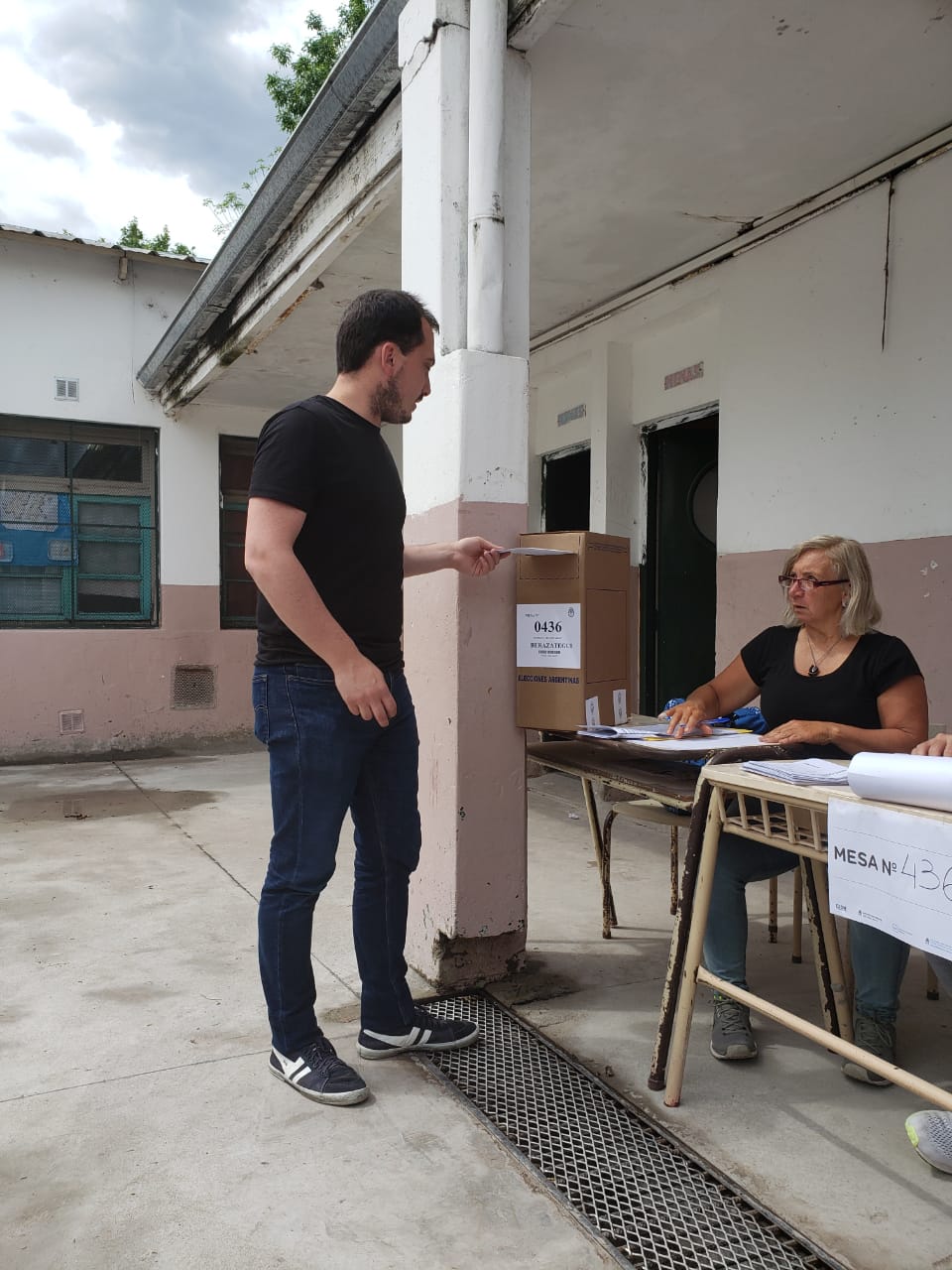 Julian emitiendo su voto